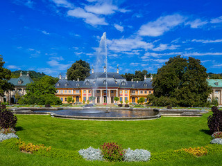 Das Bergpalais mit Lustgarten von Schloss Pillnitz (Foto: Sylvio Dittrich) Das Bergpalais mit Lustgarten von Schloss Pillnitz