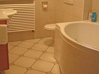 Badezimmer mit Badewanne im Trompeterhaus in Pillnitz Badezimmer mit Badewanne im Trompeterhaus in Pillnitz